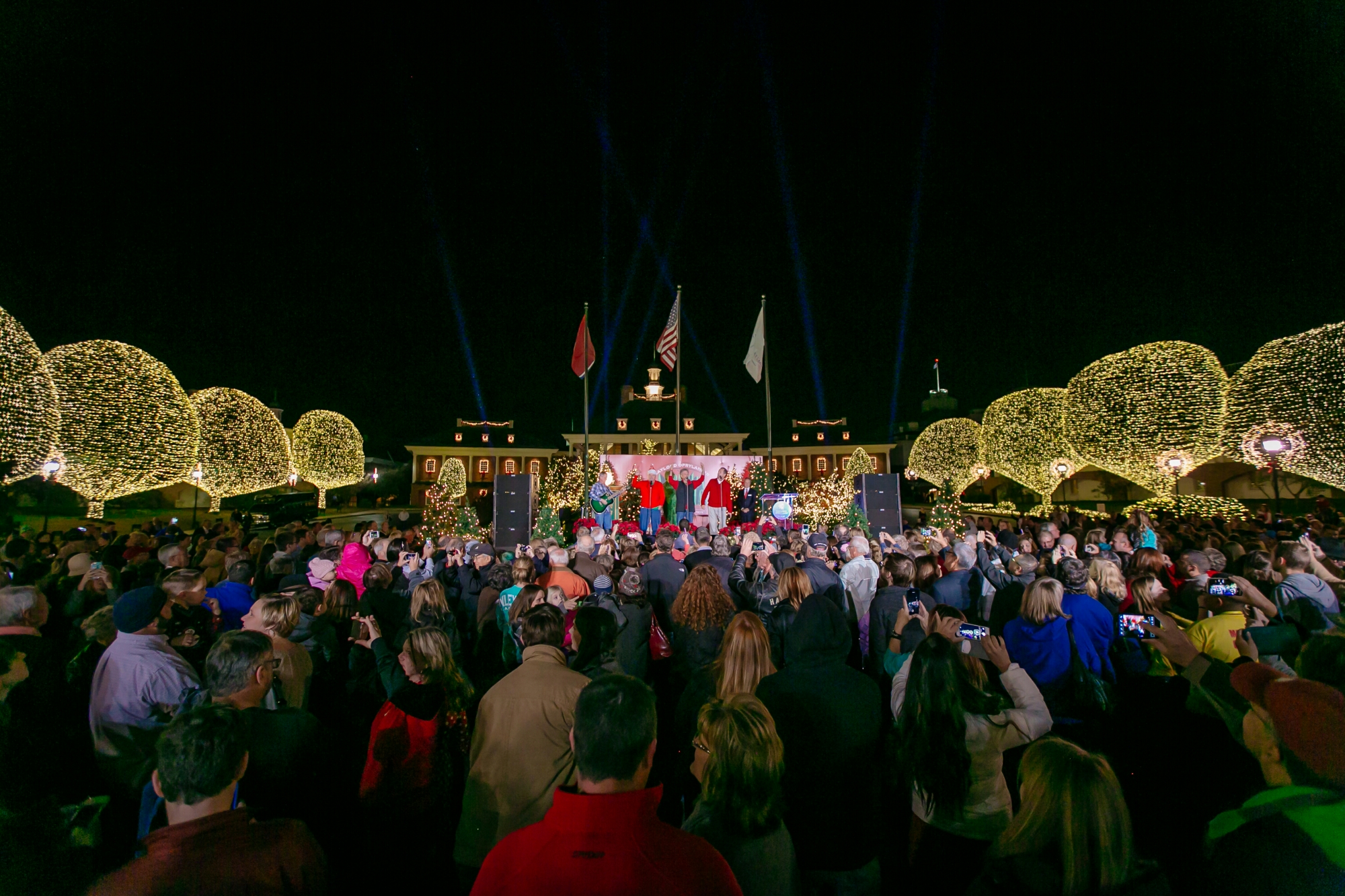 A Country Christmas at Gaylord Opryland Returns with 2.3 Million Lights
